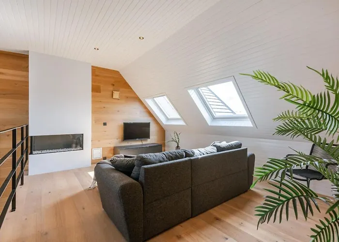 Huswell - Beautiful And Spacious Vacation Home With Parking
